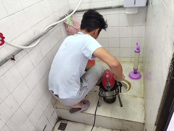 临沭管道堵塞冒臭气 专业师傅现场解决问题